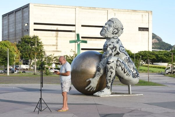 A escultura do artista Zota - Atlas tenta levantar o globo terrestre, mas não consegue - na Praça do Papa, Vitória por Carlos Alberto Silva