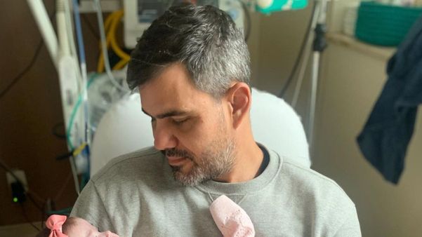 Juliano Cazarré anuncia alta da filha após sete meses internada