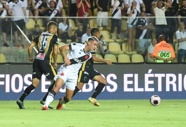 Lance do jogo entre Vasco e Volta Redonda, no Estádio Kleber Andrade, em Cariacica, pelo Campeonato Carioca