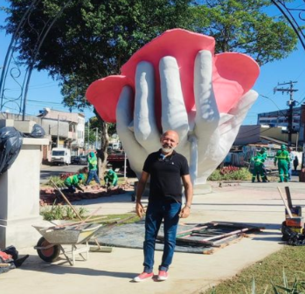Mão com rosa em Feu Rosa, na Serra por Zota Coelho