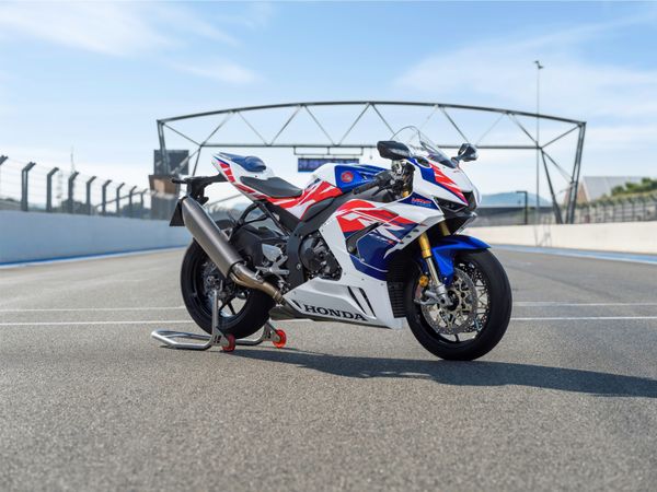 Na versão 2023, o motor tetracilíndrico em linha da Fireblade SP manteve inalterados sua potência e torque máximos por Honda/Divulgação
