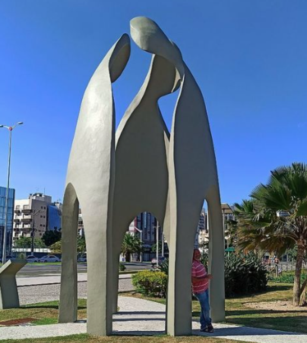 Obra em referência aos profissionais da saúde, na Praia de Camburi, em Vitória por Zota Coelho