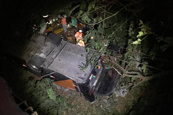 Ônibus caiu de uma ponte sobre o Rio Angu e transportava 33 pessoas; quatro mortes foram confirmadas