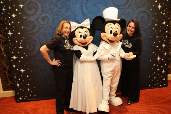 Tia Penha e Camila Queiróz