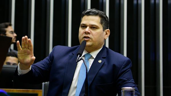 Protagonismo de senador do União Brasil gera incômodo e é atribuído a negociações no governo anterior