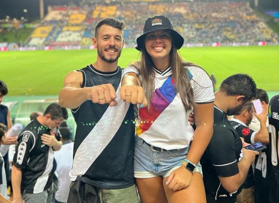 Danilo Almeida surpreendeu a namorada Cintya Carvalho nas arquibancadas do estádio Kleber Andrade, em Cariacica