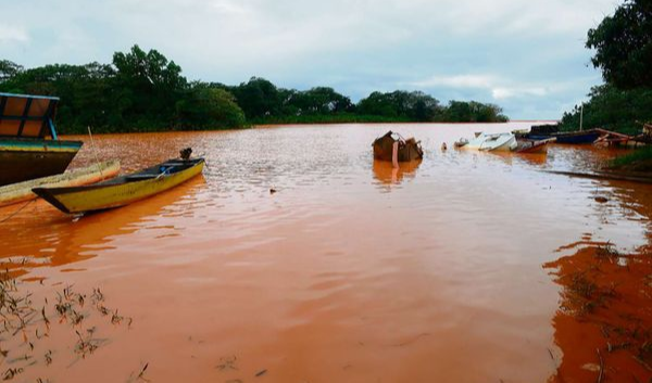 Linhares - Foz do Rio Doce, poluída pela lama que veio da barragem da mineradora da Samarco