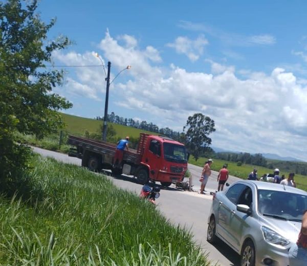 Uma moto colidiu frontalmente contra um caminhão na zona rural de Marataízes