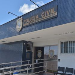 Padrasto bateu na menina de 11 anos com cinto e fios elétricos como castigo após supostos furtos