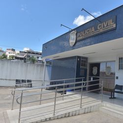 Fato ocorreu na noite de quarta-feira (4) e, no momento do incêndio, a mãe do rapaz estava dentro do imóvel e precisou ser socorrida após inalar fumaça