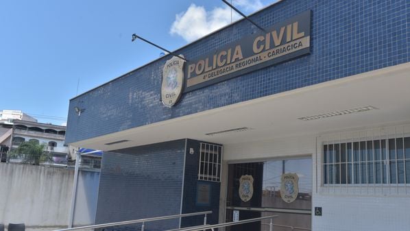 O homem e a mulher foram descobertos após denúncias de que o revólver estava escondido em uma mochila