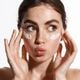 Skincare: mulher cuidando do rosto