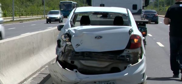 Carros ficaram danificados após acidente por Deyvison Reis