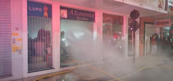Loja de tecidos sofre incêndio em Guaçuí por Corpo de Bombeiros 