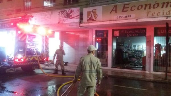 Loja de tecidos sofre incêndio em Guaçuí por Corpo de Bombeiros 