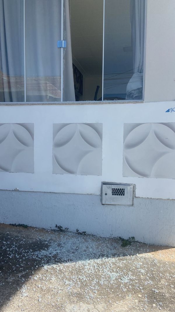 A janela de uma casa foi atingida pelos disparos., em Linhares.