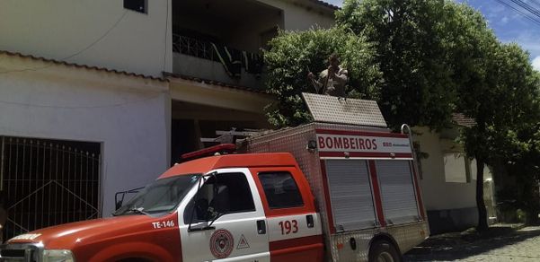 O incêndio atingiu uma casa no bairro Alto São Sebastião, em Mimoso do Sul por Divulgação \ 3BBM