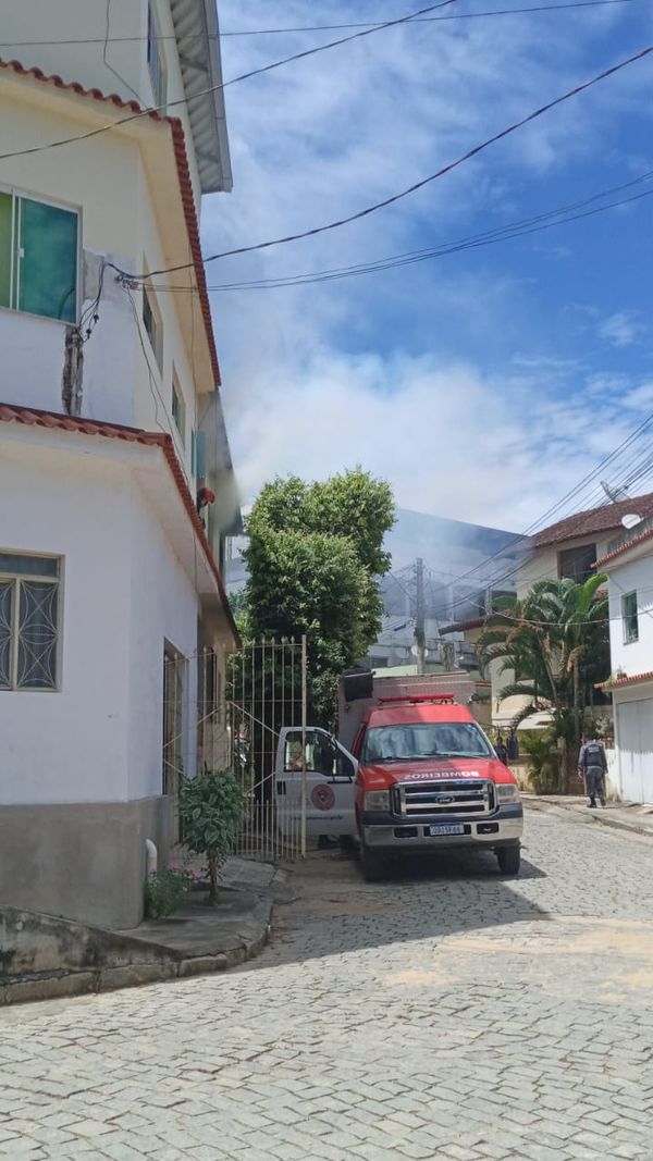 O incêndio atingiu uma casa no bairro Alto São Sebastião, em Mimoso do Sul por Adriana Rodrigues