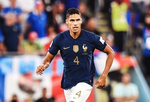 Na Copa do Mundo, Varane foi campeão em 2018, e vice em 2022 com a seleção francesa