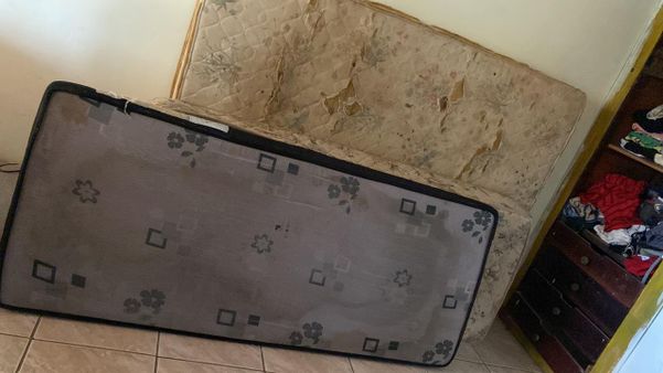 Os internos dormiam em um colchão no chão sem roupa de cama e cobertas por Divulgação \ PC