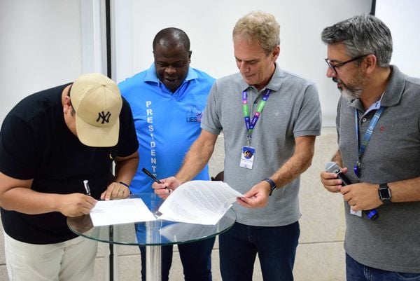 Assinatura de contrato de exclusividade entre a Rede Gazeta e a ligaLiesge para transmissão do Carnaval de Vitória, em Vitória por Ricardo Medeiros