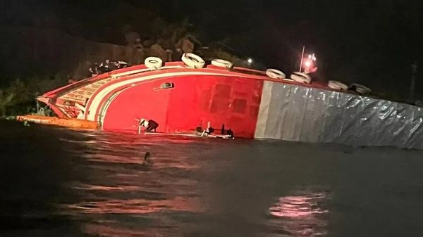 Embarcação com mais de 40 pessoas naufragou durante a noite em Manaus