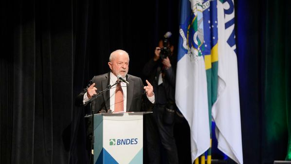 O presidente falou na posse de Aloísio Mercadante na presidência do BNDES e disse que Brasil tem "cultura de viver com juros altos"