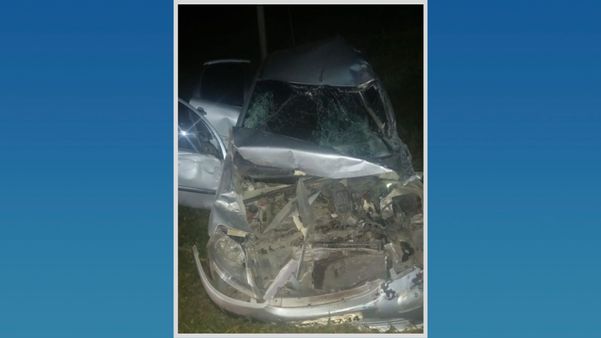 Carro em que família estava ficou completamente destruído após batida em Castelo 