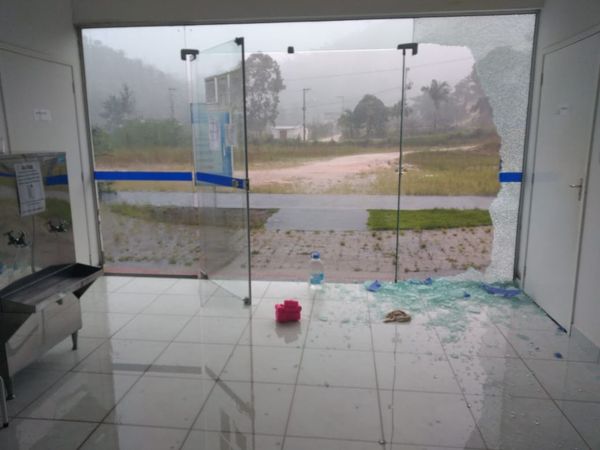 A chuva e o vento forte destruíram a porta da unidade de saúde de Richimond   por Divulgação \ Defesa Civil