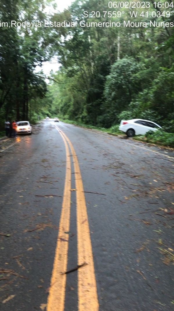 Um carro perdeu o controle devido à chuva em Vargem Alta por Divulgação \ Defesa Civil