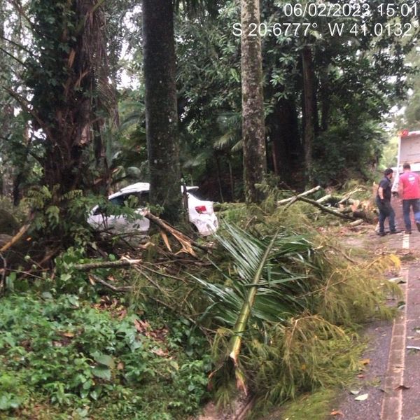 Um carro perdeu o controle devido à chuva em Vargem Alta por Divulgação \ Defesa Civil