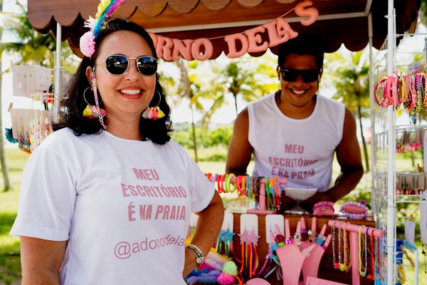 Casal de empreendedores, Renata Cristiny e Pedro Henrique fazem bijuterias e vendem no calçadão da Praia da Guarderia