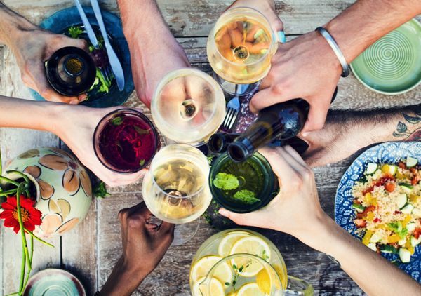 No caso da saúde masculina, o álcool em excesso inibe a libido e causa perda da força de ereção e rigidez peniana
