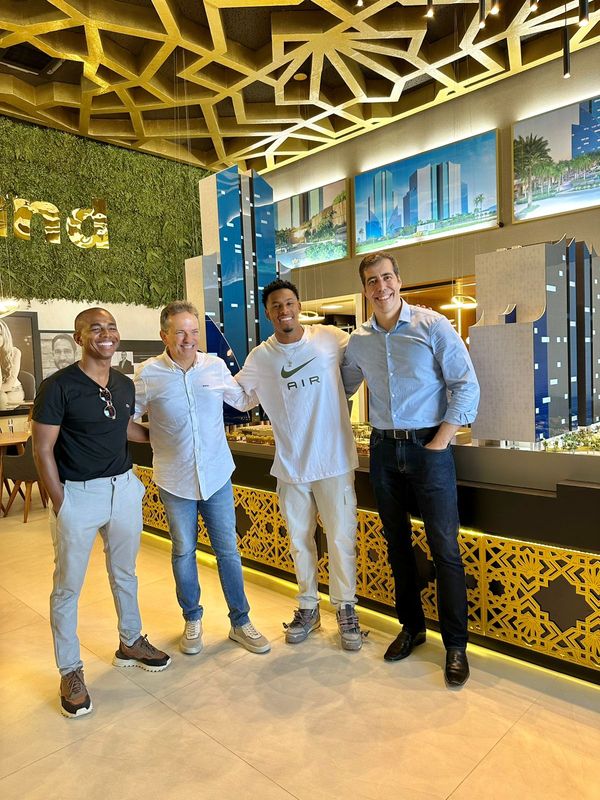 oceandro Xavier, Rodrigo Barbosa, Paulo André Camilo e Gustavo Rezende comemorando o novo lar do atleta e ex-BBB: um apartamento no Taj Home Resort