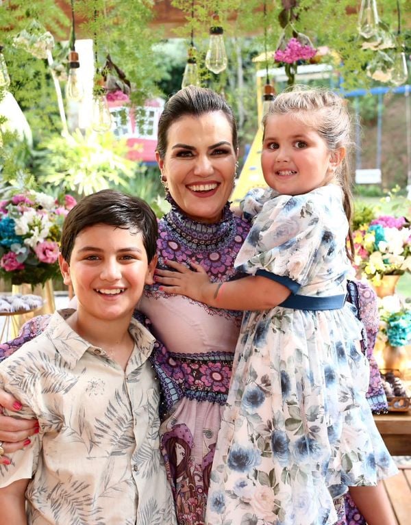Priscila Passamani e os filhos Eduardo e Victoria