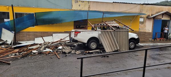 Telhado caiu em cima de um carro da Prefeitura de Domingos que estava estacionado