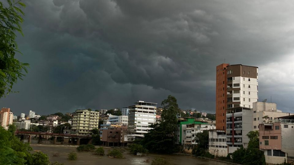 Temporal com chuva, nuvens escuras e vendaval atinge cidades do Sul do ES