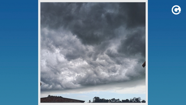 Temporal com chuva, nuvens escuras e vendaval atinge cidades do Sul do ES