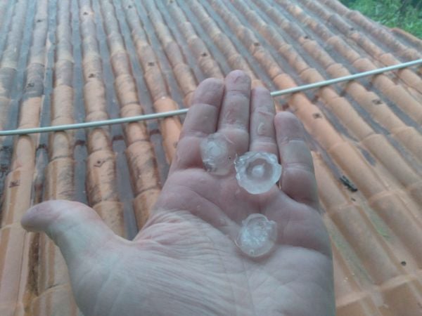 Chuva de granizo no distrito de Jaciguá, em Vargem Alta 