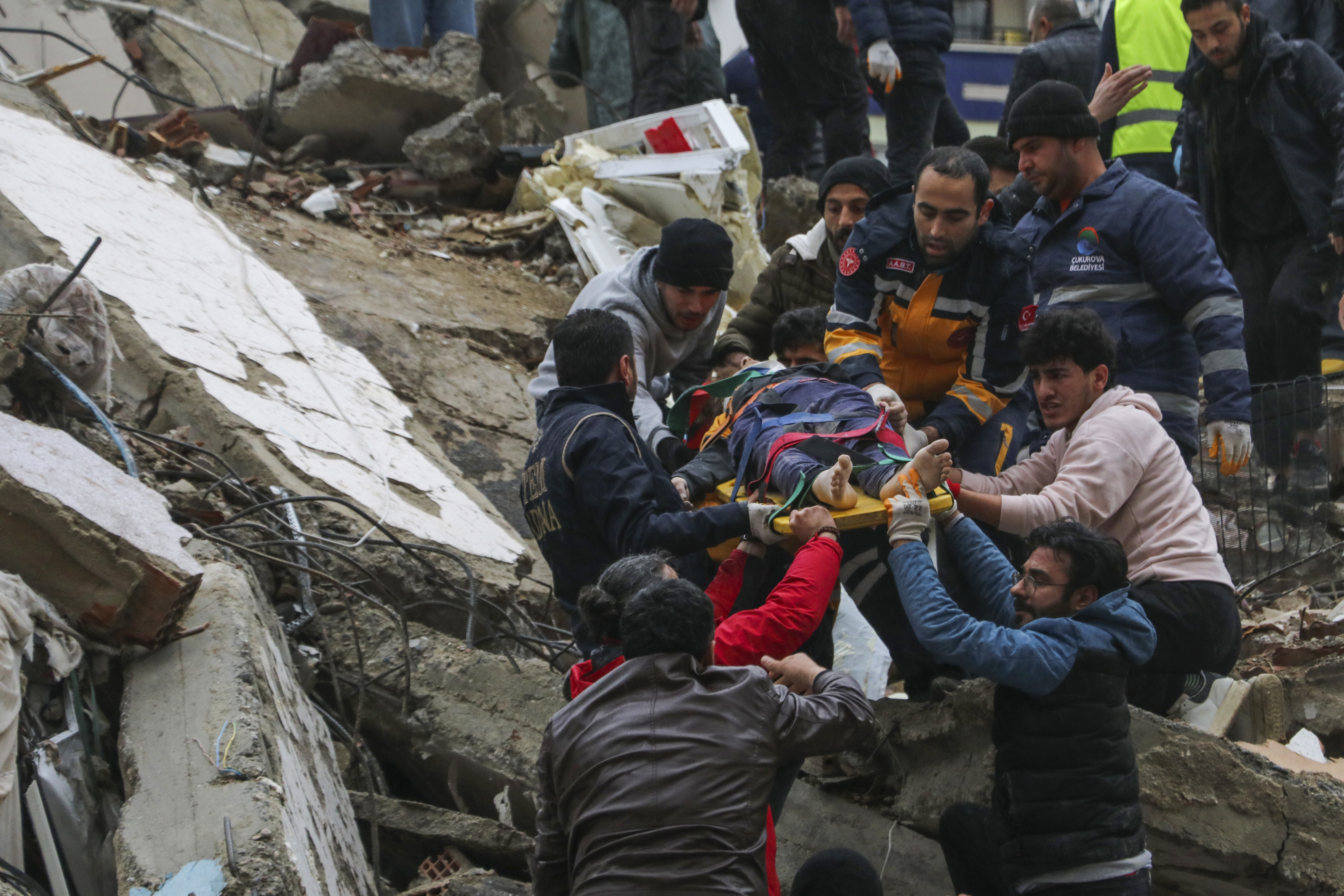 Segundo o governo turco, 8.574 pessoas morreram após o terremoto de magnitude 7,8. Na Síria, número de mortes passa de 2.500