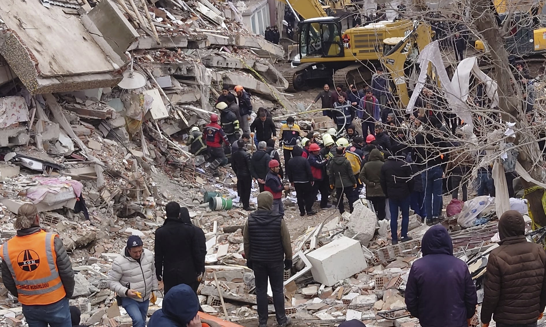 É o pior evento do tipo na Turquia desde 1939; nos dois países, centenas de vítimas ainda estão nos escombros