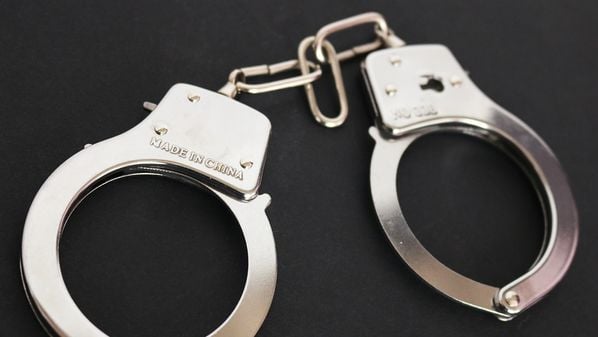 O que chamou atenção não foi apenas a negativa inicial, mas o excesso de recursos empregados: foram apontados 35 policiais fortemente armados, escolta pesada e algemas