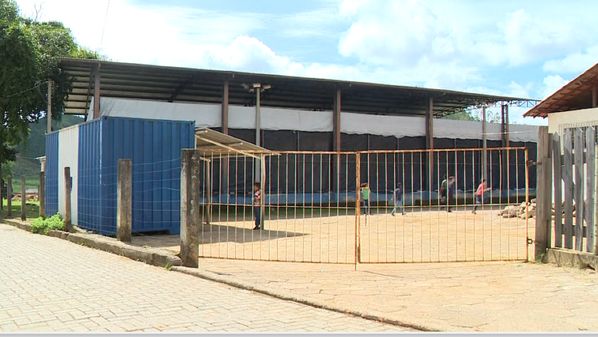 Escola no distrito de Patrimônio da Penha está em obra há quase dois anos; a previsão, segundo a prefeitura, é de que a reforma seja concluída até julho