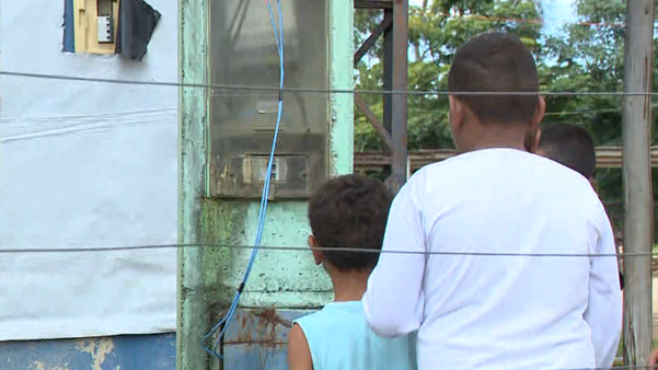 Alunos estudam dentro de quadra em Divino de São Lourenço
