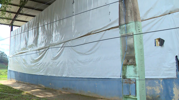 Alunos estudam dentro de quadra em Divino de São Lourenço
