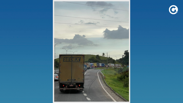 Carreta sai de pista e congestiona trânsito em Iconha