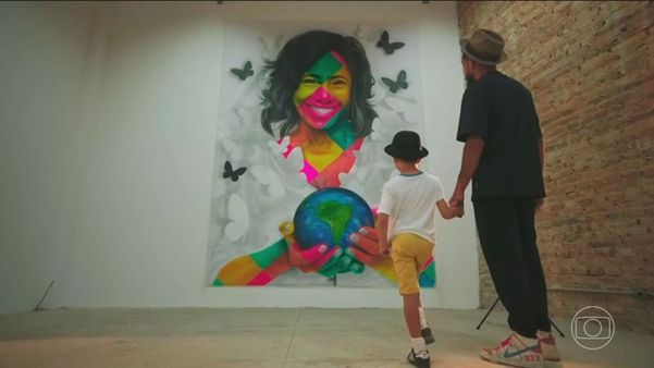 Glória Maria é homenageada por Eduardo Kobra com mural em museu no Rio de Janeiro