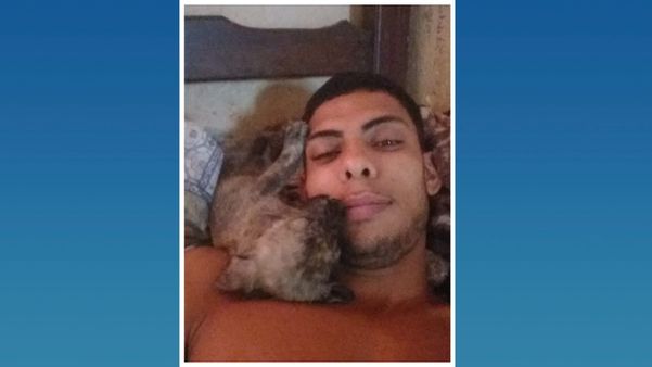 Jackson de Oliveira, de 27 anos, e o cão Leão, de 1 ano e 8 meses