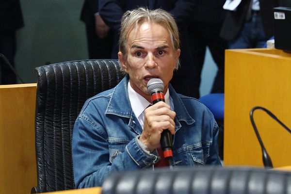 O deputado estadual Sérgio Meneguelli usou jaqueta jeans, em vez de paletó, na sessão da Assembleia Legislativa