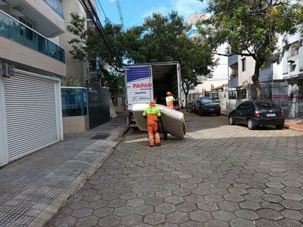 Profissionais da prefeitura recolhem colchão que será avaliado para possível doação